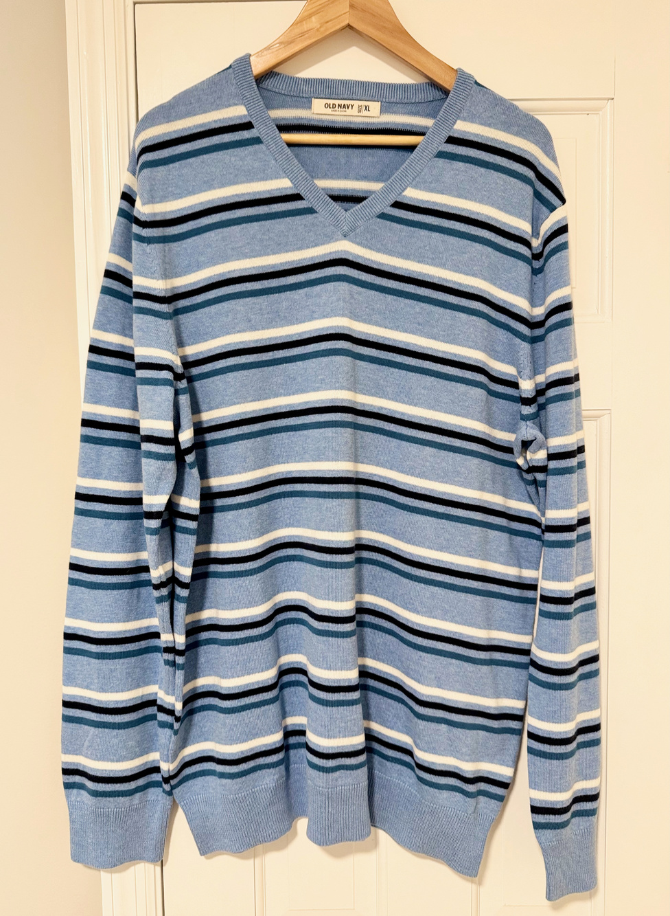 Old Navy Men's XL V-Neck Sweater Light Blue Striped 100% Cotton Long Sleeve Knit